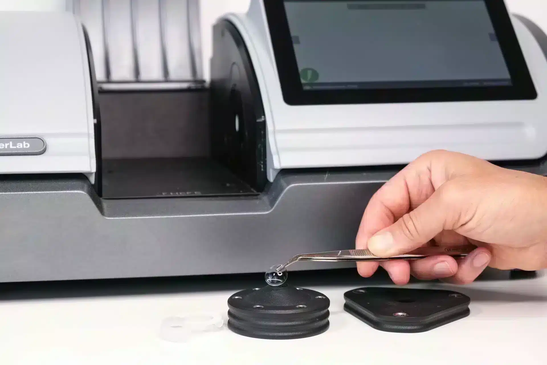 Mesure de la couleur des lentilles de contact HunterLab