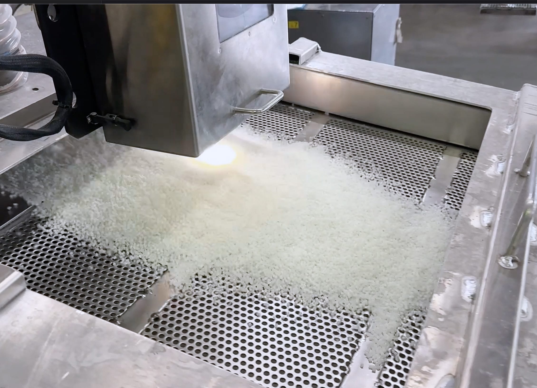 SpectraTrend HT pentru măsurarea culorii peleților de plastic.